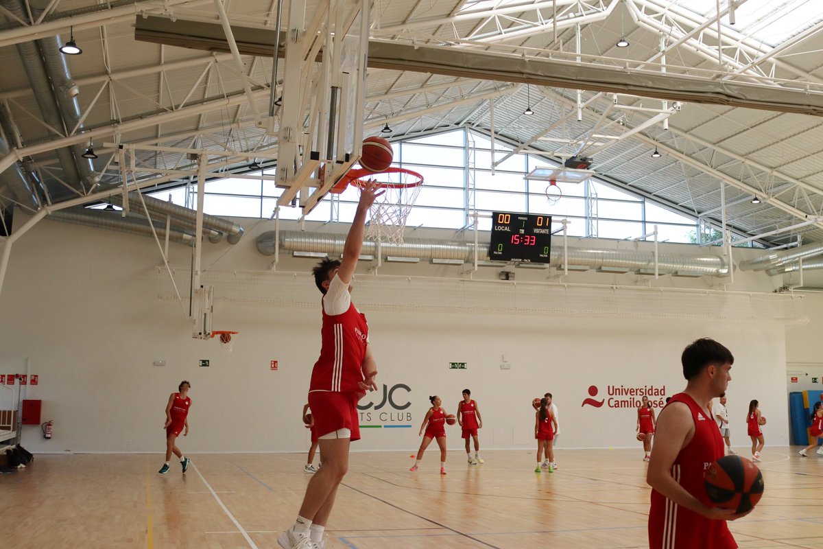 AndyPanko7's tweet image. Learning from the best…….⛹️🏀🏀
@pablolasoTCamp