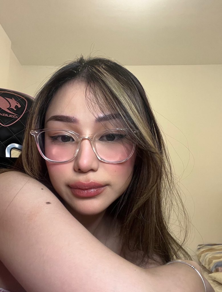 kellycanoza's tweet photo. She took them glass off after to make sure the audacity was real 𐙚. ݁₊⋆❀˖° https://t.co/y2FrkhXNj0