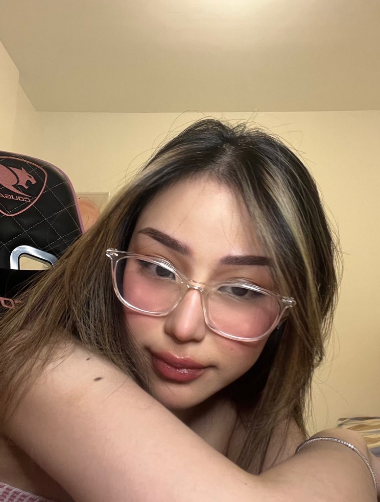 kellycanoza's tweet photo. She took them glass off after to make sure the audacity was real 𐙚. ݁₊⋆❀˖° https://t.co/y2FrkhXNj0
