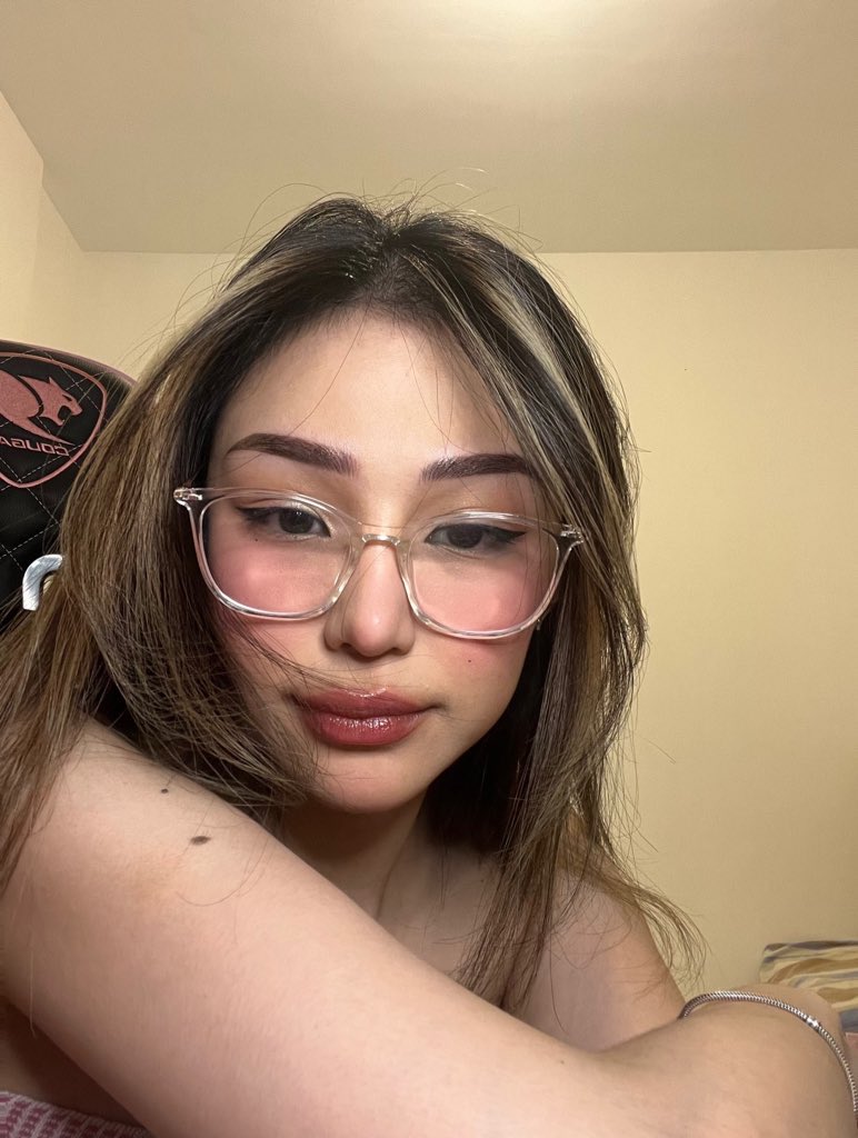 kellycanoza's tweet photo. She took them glass off after to make sure the audacity was real 𐙚. ݁₊⋆❀˖° https://t.co/y2FrkhXNj0