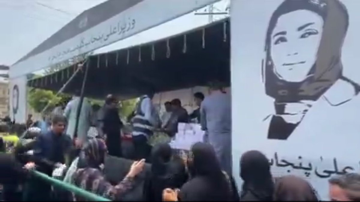 sideeffects1986's tweet photo. محرم الحرام میں سرکاری خرچ پانی کی سبیلوں پر بھی فارم 47 والی وزیراعلیٰ کی تصاویر لگا دی گئی ہیں
ہمارا مشورہ ہے پیٹرول پمپوں پر بھی لگا لیں ادھر کیوں نہیں لگ رہیں

#PetrolDieselPrice https://t.co/xEP79hAMsm
