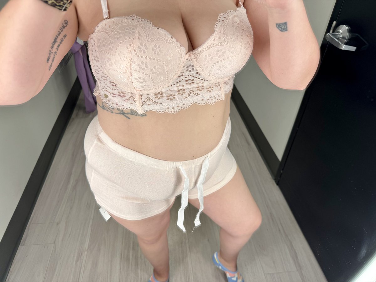 AlissaPatrickOF's tweet photo. Dressing room sneak peak 😜 https://t.co/5yE6E96RlW