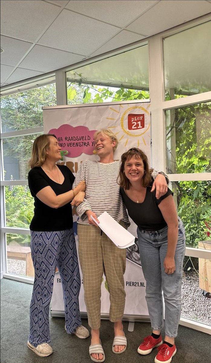 Weer een heerlijke repetitiedag van 𝘒𝘳𝘪𝘫𝘴𝘵 𝘥𝘦𝘳 𝘴𝘢𝘧𝘰𝘭𝘭𝘦 𝘧𝘰𝘢𝘳 𝘸𝘦𝘳𝘰𝘮 gehad!  Mag ik jullie voorstellen? v.l.n.r. Mara van Vlijmen (regisseur), Benno Veenstra (Frank) en Anna Raadsveld (Djoeke). Er komt veel content online! Hou onze socials in de gaten!