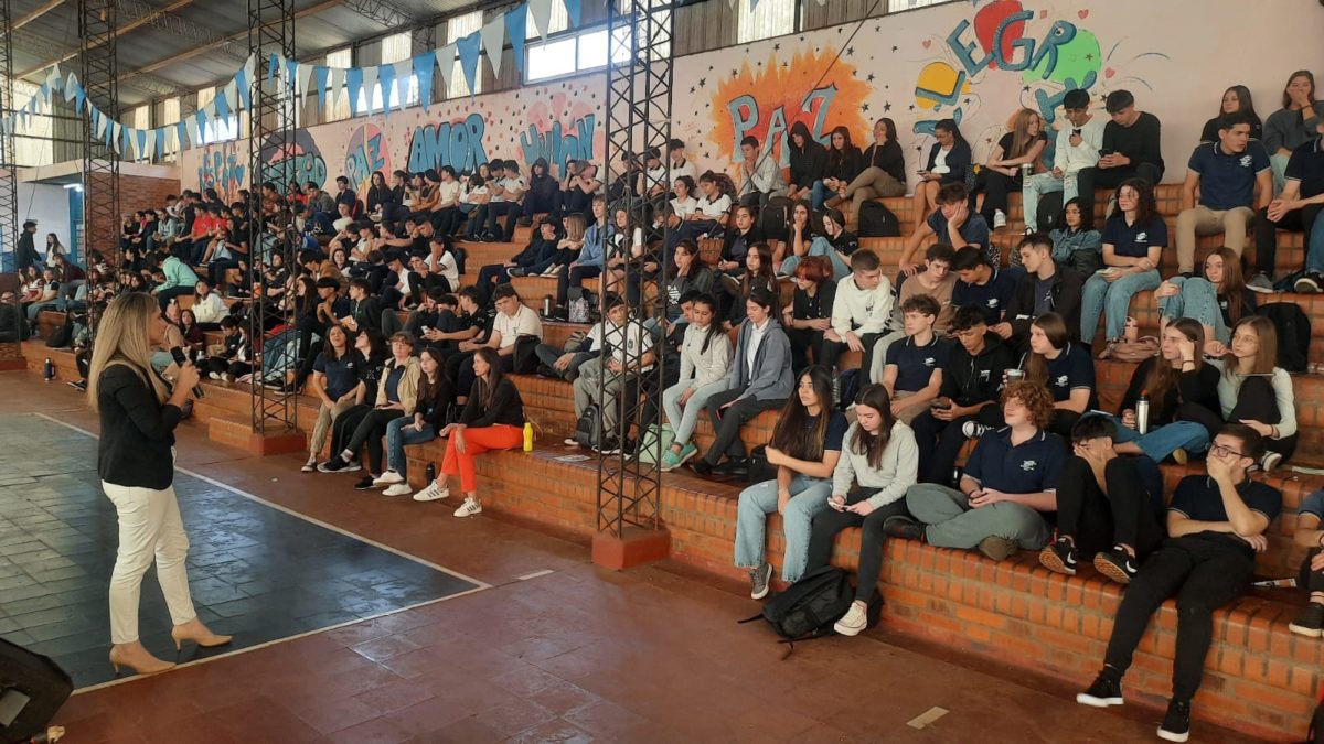 revistacodigos's tweet photo. Continúan las #charlas en #colegios secundarios sobre #seguridad #vial y #consumos problemáticos https://t.co/YZaM2wxAGe https://t.co/rGQFA4xU7J