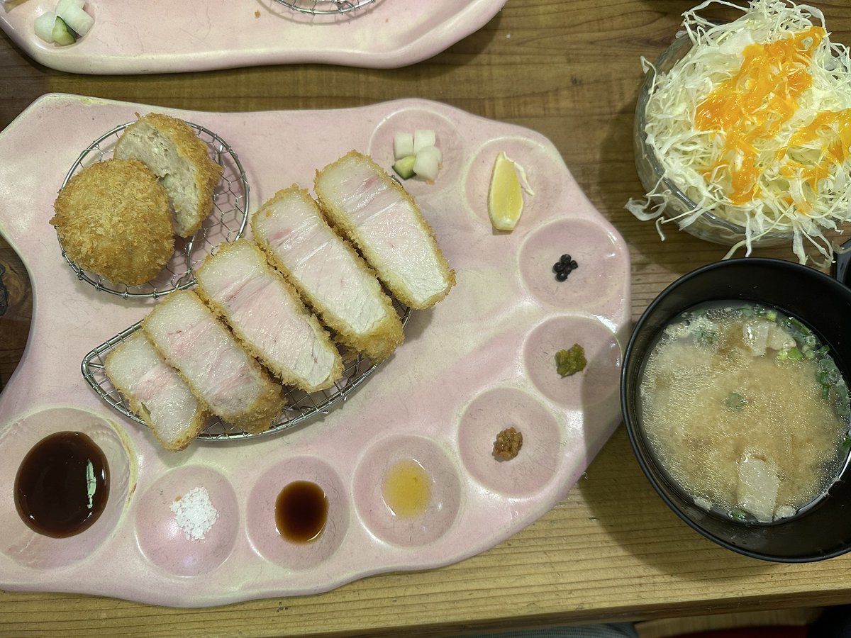 _grandbeat_'s tweet photo. どうもベア店長です🐻

事務所の近くの中���区内本町２丁目の
ニューベイブさん🐷でランチしました。
めっちゃ人気店でした。

こんなに柔らかいトンカツ初めて！
ほわっと噛みきれます。
めっちゃ美味しかったです。

え？ダイエットは？って？🐻‍❄️ムフフ

#トンカツ　#谷町四丁目　#ベア https://t.co/AtYtd1zzav