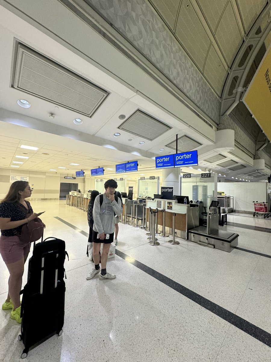 iamscolian's tweet photo. @__AskPorter @porterairlineRe @porterairlines 

PD2397 - we were told by ground personal  to meet their supervisor on level 2. And no one . FOR 20minutes , NO ONE. When someone did show up , all they had to offer was flight vouchers. They blamed it on rain. But we didn’t leave OT https://t.co/m7G7jAYH97