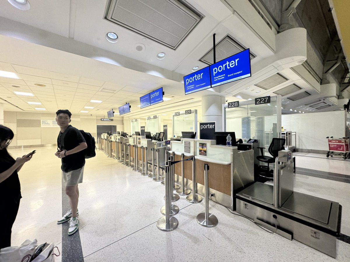 iamscolian's tweet photo. @__AskPorter @porterairlineRe @porterairlines 

PD2397 - we were told by ground personal  to meet their supervisor on level 2. And no one . FOR 20minutes , NO ONE. When someone did show up , all they had to offer was flight vouchers. They blamed it on rain. But we didn’t leave OT https://t.co/m7G7jAYH97