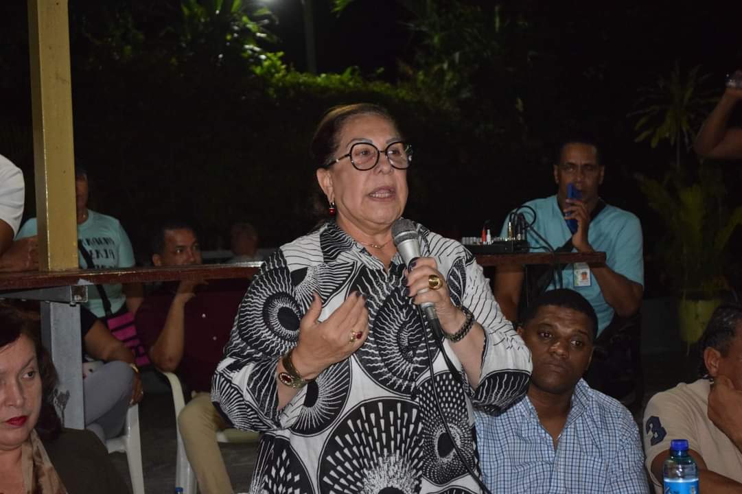 Nos trasladamos al distrito municipal de la Canela, junto a la viceministra de Interior y Policía, Ángela Jáquez, en donde, sostuvimos una reunión con comerciantes, juntas de vecinos, deportistas religiosos y autoridades policiales, para buscar soluciones a algunas problemáticas.