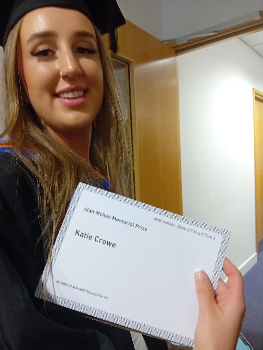 splodge95's tweet photo. #leedsbeckettgrads we are all so proud of you, Katie Lou ❤️ https://t.co/Xac6ll2nJ1