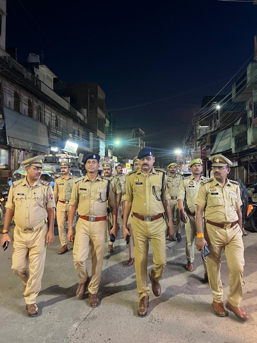 lalitpurpolice's tweet image. #ADDLSP @kumaranil_ASP  द्वारा मोहर्रम त्योहार के दृष्टिगत थाना कोतवाली क्षेत्र में जनसंवाद कर प्रमुख चौराहों, बाजारों व अन्य स्थानों पर #FootPatrolling कर आमजन मानस को कराया सुरक्षा का एहसास ।