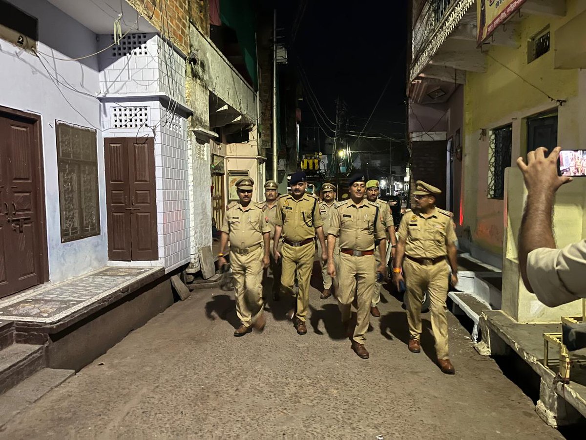 lalitpurpolice's tweet image. #ADDLSP @kumaranil_ASP  द्वारा मोहर्रम त्योहार के दृष्टिगत थाना कोतवाली क्षेत्र में जनसंवाद कर प्रमुख चौराहों, बाजारों व अन्य स्थानों पर #FootPatrolling कर आमजन मानस को कराया सुरक्षा का एहसास ।