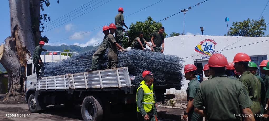 Mppopyara3's tweet photo. #16Jul|| #MPPOP Yaracuy brindando apoyo al Estado Sucre debido a las afectaciones causadas por el desbordamiento del Rio Manzanares se realiza el traslado de mallas las cuales serán utilizadas para la construcción de muros de contención.
@NicolasMaduro
@GRaulparedes https://t.co/8gpmNCeJxC