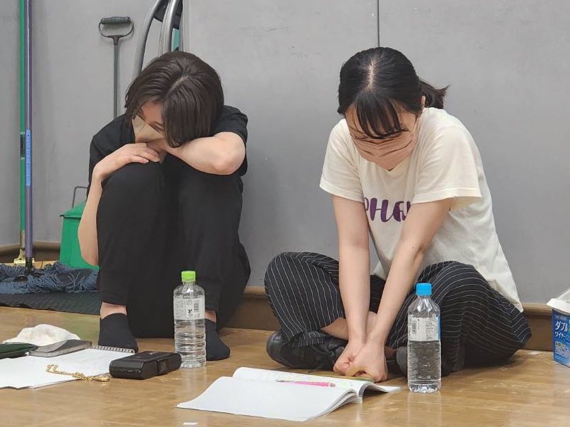 asuka__okuda's tweet photo. そして
#MARIONNETTE2023 Wシエナが
#MARIONNETTE2024 警察組にて共演🫶
(去年の稽古場 私同じTシャツきてるやん)
(必死に役作りしてたの懐かしい) https://t.co/h8bwG91oHk