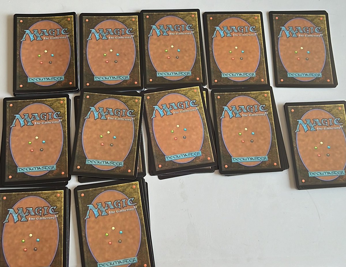 elcartonpeleon's tweet photo. Sabéis que pasa? Que en un principio teníamos una idea de Commander precon de #ACCommander y luego la cambiamos un poco.
Y claro, aquí han llegado un montón de #Mailday pero ya no están todas en el deck que sortearemos 😂😂.
Adivinaréis cuáles se quedan y cuáles no? Que lo mismo ya no se queda ninguna 😱