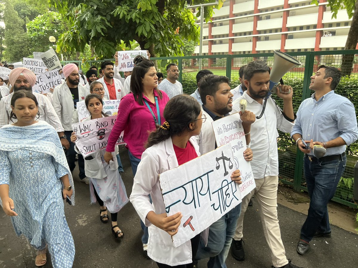 Teena_PPCC's tweet photo. Today held a protest near CM house in chandigarh against the chairperson swarn Salaria and MD of The White medical college with students and parents along with @IsherpreetS ji who supported students well. We will keep continue our protest against the college until students won’t get justice. @Sukhjinder_INC  @RajaBrar_INC @PargatSOfficial @RahulGandhi @LambaAlka