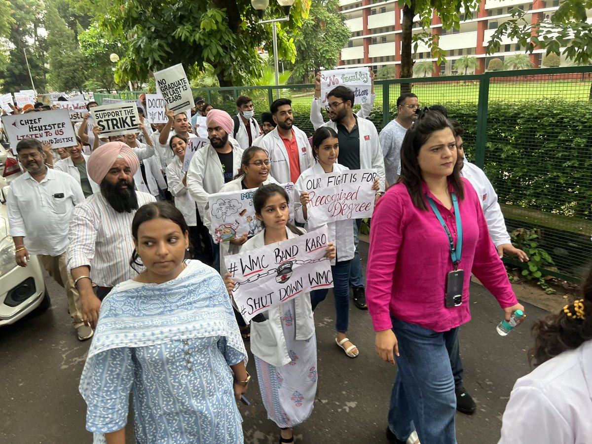 Teena_PPCC's tweet photo. Today held a protest near CM house in chandigarh against the chairperson swarn Salaria and MD of The White medical college with students and parents along with @IsherpreetS ji who supported students well. We will keep continue our protest against the college until students won’t get justice. @Sukhjinder_INC  @RajaBrar_INC @PargatSOfficial @RahulGandhi @LambaAlka