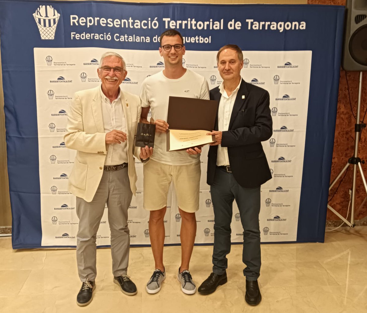 La Diada del Bàsquet Tarragoní va tornar a homenatjar directives i directius, entrenadores i entrenadors i exjugadores i exjugadors, com Maria Parés, del <a href="/cbmorell/">cbmorell</a> ; Joan Marc Jurado, coordinador del <a href="/BasquetManyanet/">Bàsquet Manyanet Reus</a> ...