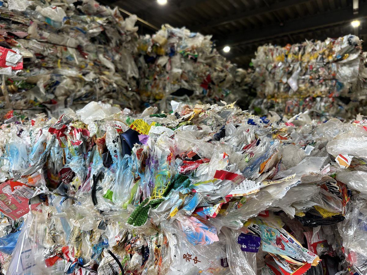市町村から出たプラスチックのゴミは再商品化される仕組みにはなっていますが、さまざまなプラスチックが大量に一緒になってゴミとして排出される為、これをさらに費用かけて分別しなければ再商品化できません

これって元々誰が責任持って分別すべきなのでしょうか？