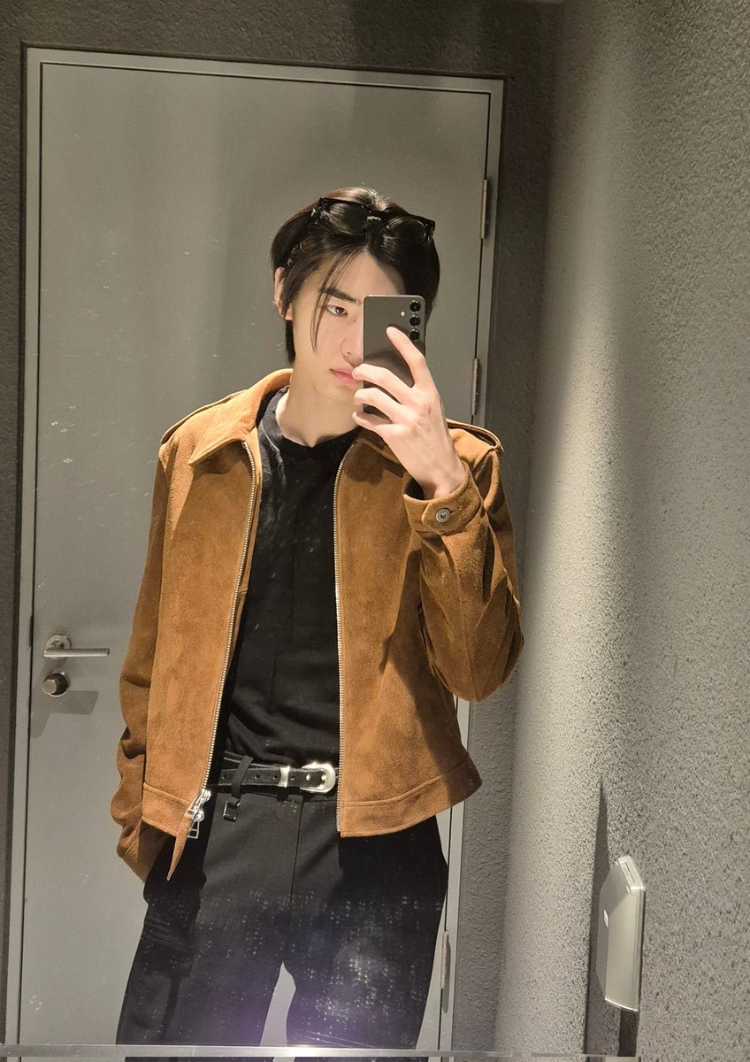 In brown I pose, standing in front of the mirror which allows me to take some photos. This jacket emits a cinnamon scent, adding a chic impression that clashes chicly with ebony. Of course, you can see glasses tucked away on me, right?