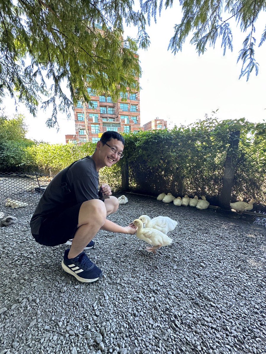 TLGUO's tweet photo. 近距離餵食鴨子
還介紹鴨賞如何製作
很有趣的觀光工廠

#鴨寮故事館 https://t.co/VtCOX9kNo0