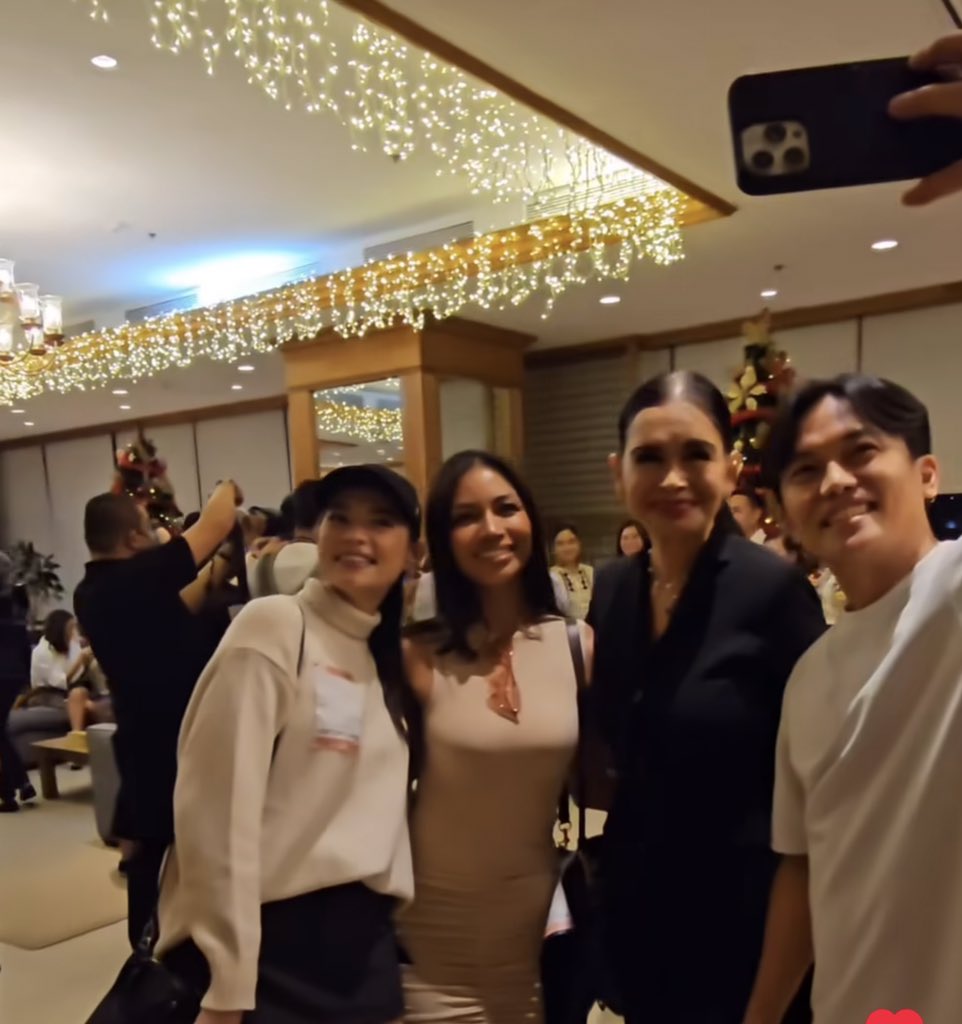 848fv's tweet photo. happy birthday po, tita 😊❣️ https://t.co/AeOTUrCjXU