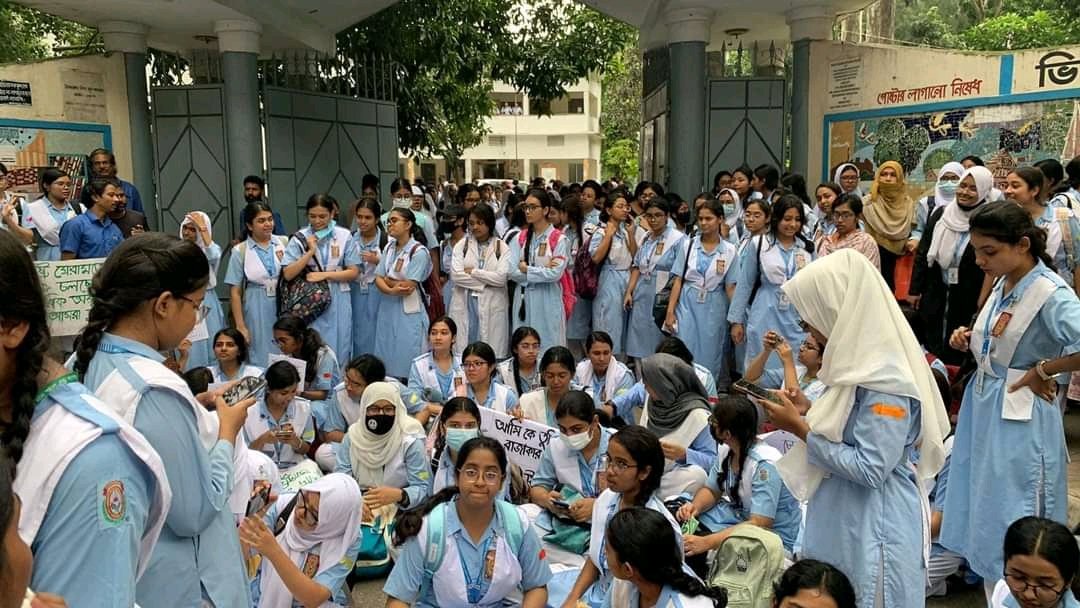 iSoumikSaheb's tweet photo. 📢📢 Big Breaking : 

Government Shuts Down All School And Colleges Till Further Notice. 

As Many School College Kid Today Participated In Protest, It Might Be A Strategy To Minimize Further Protest. 

#QuotaReformProtest #QuotaMovement https://t.co/Ns3HmYT9Gr