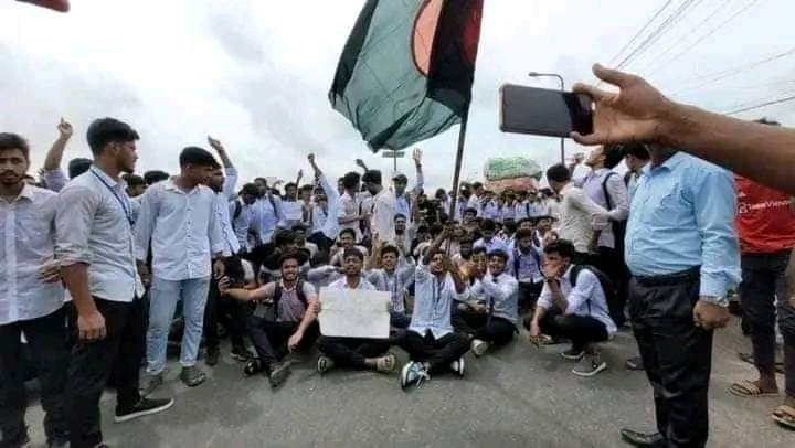 iSoumikSaheb's tweet photo. 📢📢 Big Breaking : 

Government Shuts Down All School And Colleges Till Further Notice. 

As Many School College Kid Today Participated In Protest, It Might Be A Strategy To Minimize Further Protest. 

#QuotaReformProtest #QuotaMovement https://t.co/Ns3HmYT9Gr