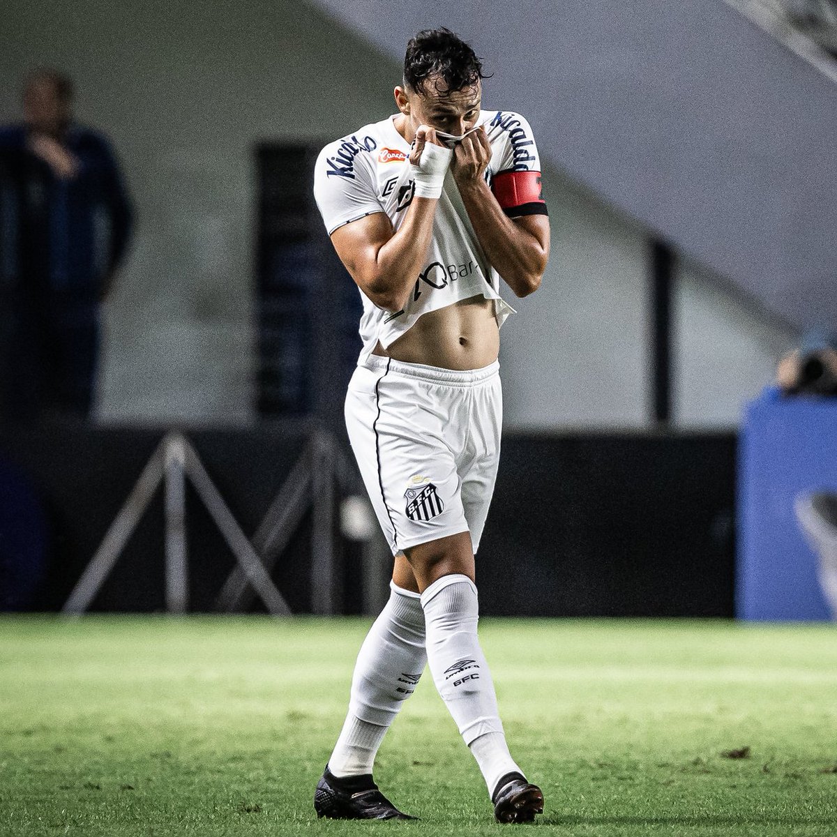 SofascoreBR's tweet photo. 🔎 Diego Pituca é o líder em ações com a bola (1.835), passes certos (1.298) e bolas recuperadas (153) do @SantosFC em 2024. 💪💪

⚔️ 30 jogos
⚽️ 4 gols
🅰️ 3 assistências
✅ 88% acerto no passe (!)
🆚 45 desarmes (!)
👊 45 faltas sofridas (!)
💯 Nota Sofascore 7.15 https://t.co/FczxID3lA0