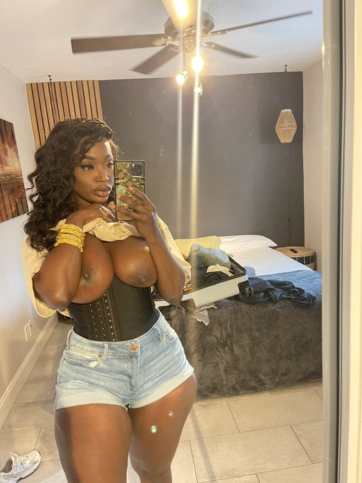 Watch TheTeresaLavae's leaked NSFW photo on TwXstars