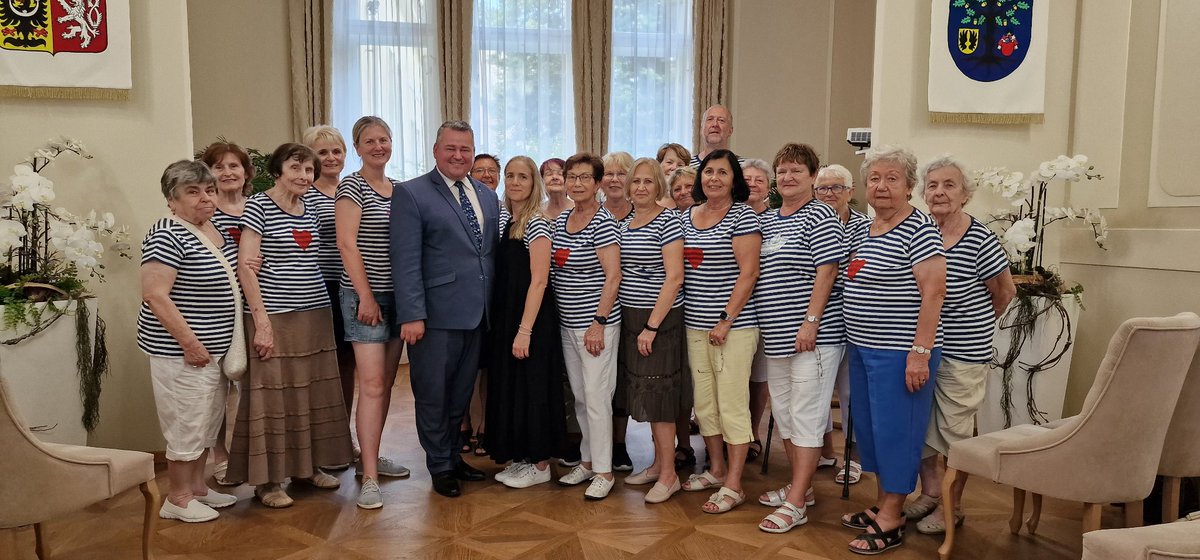 P_Studnicka's tweet photo. #Kemp 👩‍🦳| Bylo mi ctí dnes v historické budově #radnice v #Čelákovice provést frekventantky❤️ 2. turnusu 2. ročníku příměstského kempu pro seniory👍🏻. Organizují manželé Špingrovi, spolupracuje komunitní centrum Fara. Nálada byla dnes skvělá😎 a účastnice jsou nadšené🫶🏻. https://t.co/NwAXSapnpx