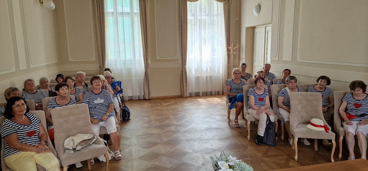P_Studnicka's tweet photo. #Kemp 👩‍🦳| Bylo mi ctí dnes v historické budově #radnice v #Čelákovice provést frekventantky❤️ 2. turnusu 2. ročníku příměstského kempu pro seniory👍🏻. Organizují manželé Špingrovi, spolupracuje komunitní centrum Fara. Nálada byla dnes skvělá😎 a účastnice jsou nadšené🫶🏻. https://t.co/NwAXSapnpx