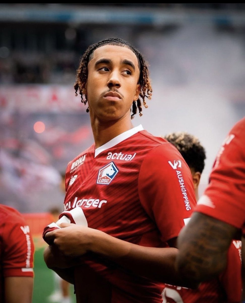 2002nayak's tweet photo. 🚨@ManUtd is set sign Leny Yoro. They have had a bid of £42 million plus £10 million accepted by Lille for the 18-year-old French talent. Pairing him with Lisandro could significantly strengthen United's defense. #MUFC #tranfernews #PremierLeague @premierleague #RealMadrid https://t.co/hivUlX6wqE