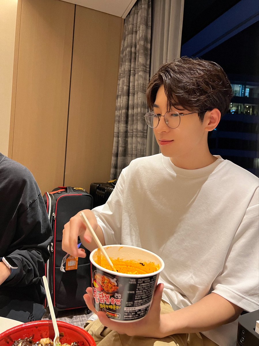 SVT_Fancafe's tweet photo. [#HOSHI🌟 Weverse]
240717 -00:02 KST-

➸ Jeon Buldak hbd😆🥰🍾🥳🎉

#오늘도_달이예쁘다_원우야_생일축하해
#EveryWONWOO_Day https://t.co/wkbFsIdJwO