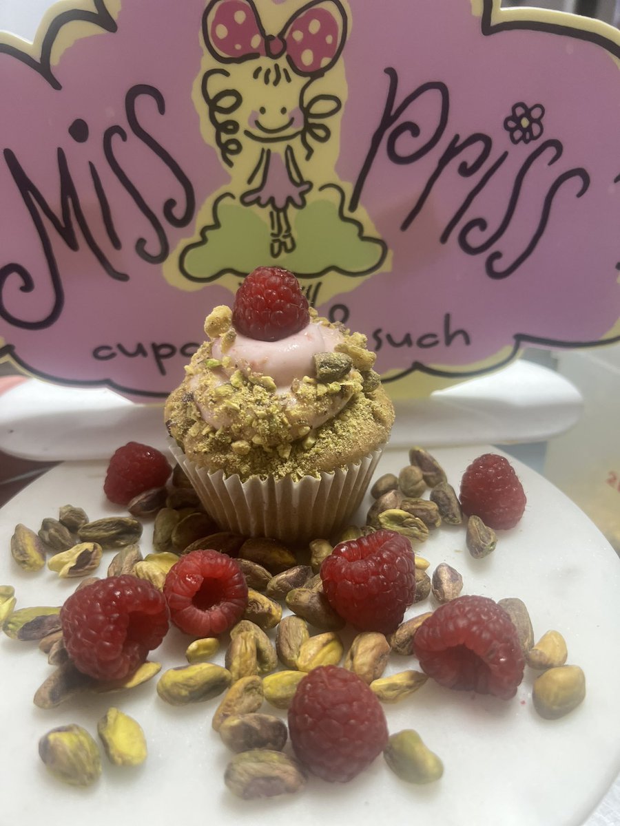 kariecupcake's tweet photo. Just a girl living in a cupcake world. #besweet #behappy https://t.co/l7PeHuyNsf