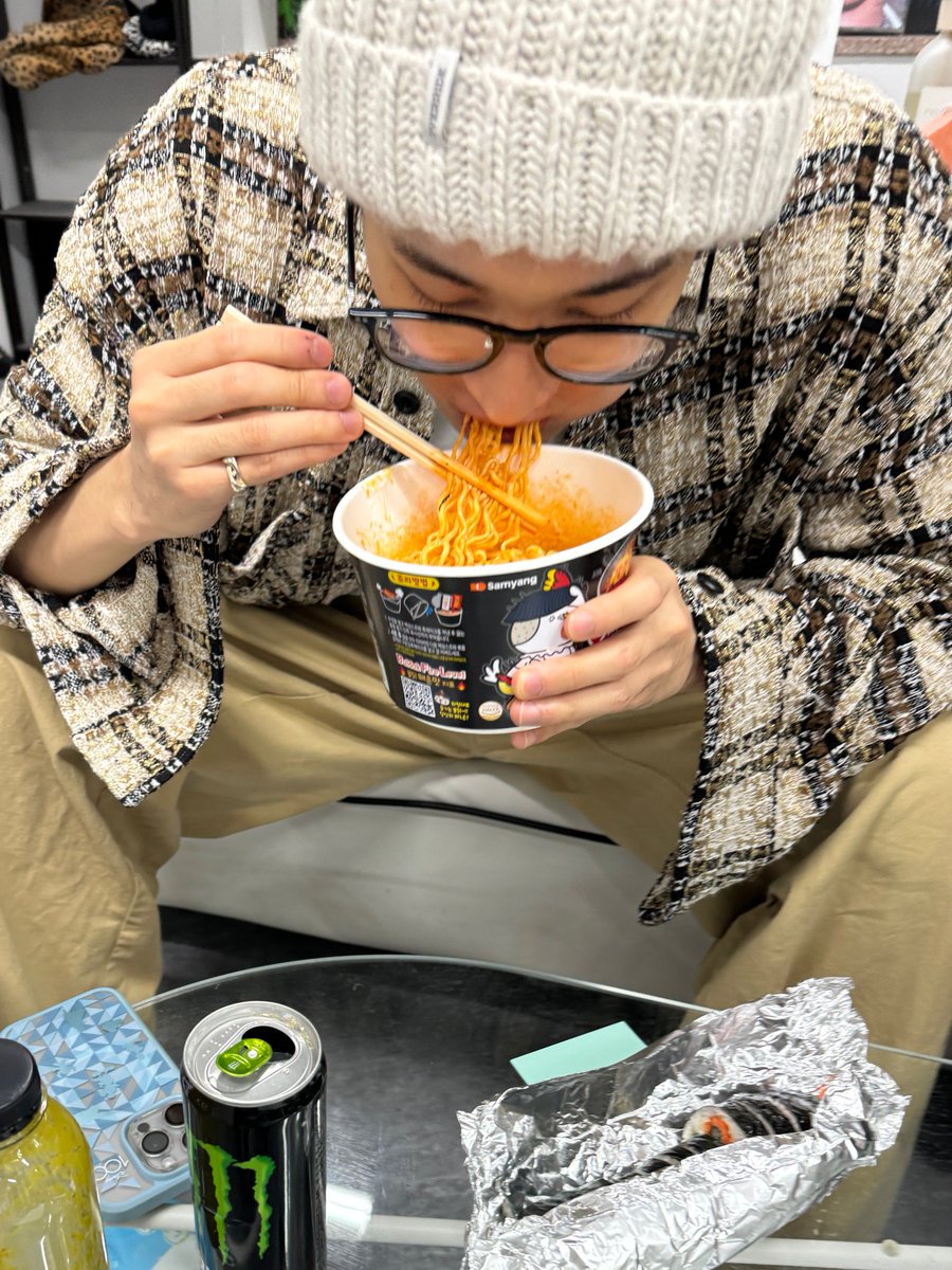 labe1scab's tweet photo. 불닭에몬스터까지먹는거
등짝때려야돼 https://t.co/Py9mubakhJ