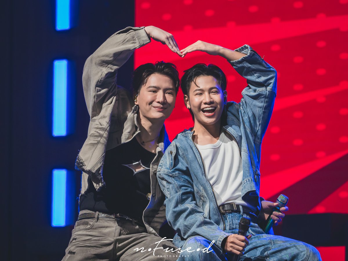 FUSiiZAA's tweet photo. ♥️ KristSingto

#KristSingto1stFMinMacau 
#คริสสิงโต 
#ทีมพีรญา
@kristtps
@stjinx_maya https://t.co/AI3XXDQcNp