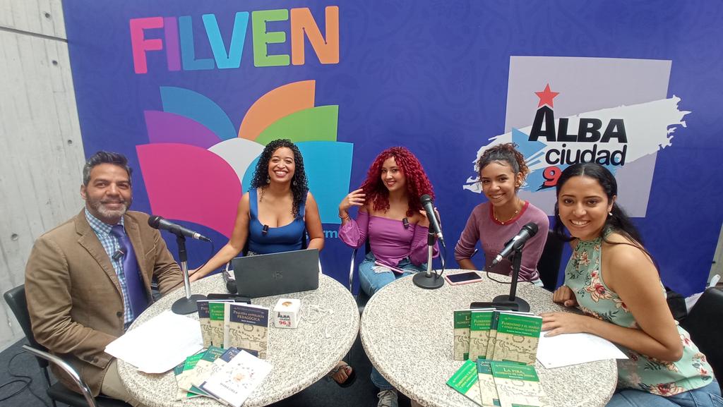 Al aire las compañeras de #EntreLibrosRadio, programa de <a href="/LibreriasDelSur/">Librerías del Sur</a>, con Isnardo Delgado, Director de Documentación e Información de la UCV, en vivo desde nuestro espacio en #Filven2024 desde la Galería de Arte Nacional. ¡Sintonízanos!