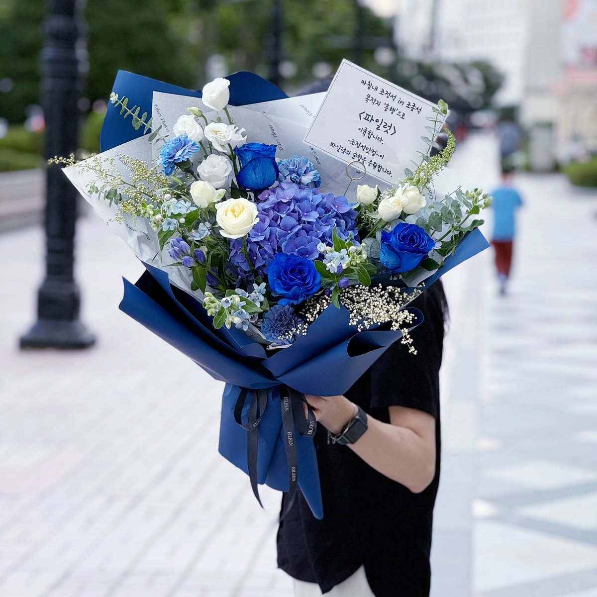 🛫 마침내 조정석 in 조종석
목적지 흥행으로 파일럿 이륙합니다.
파일럿의 순항을 조정석닷컴이 응원합니다.

무대인사에 와주신다는 소식을 급박하게 듣고 바아로 근처 꽃집을 수소문해 준비한 꽃다발💐 블루계열로 요청드려 예쁘게 완성된 꽃다발을 무사히 무대인사 때 전달드렸습니다.