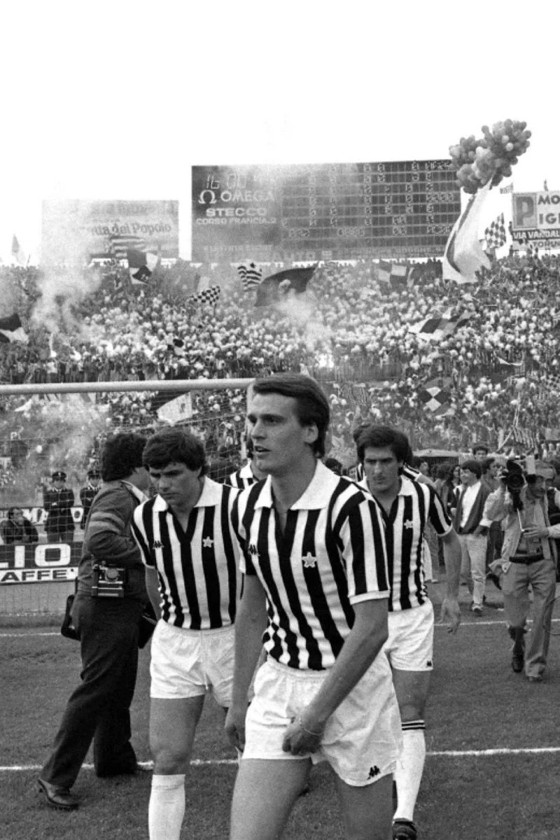 ActualiteSerieA's tweet photo. Un maillot reprenant la véritable identité du club, un coach avec des idées, un recrutement cohérent. 

Retour aux sources bianconeri…

Ne vous méprenez pas, la Vielle Dame sera belle et bien de retour cette année. https://t.co/4T4s4mlike