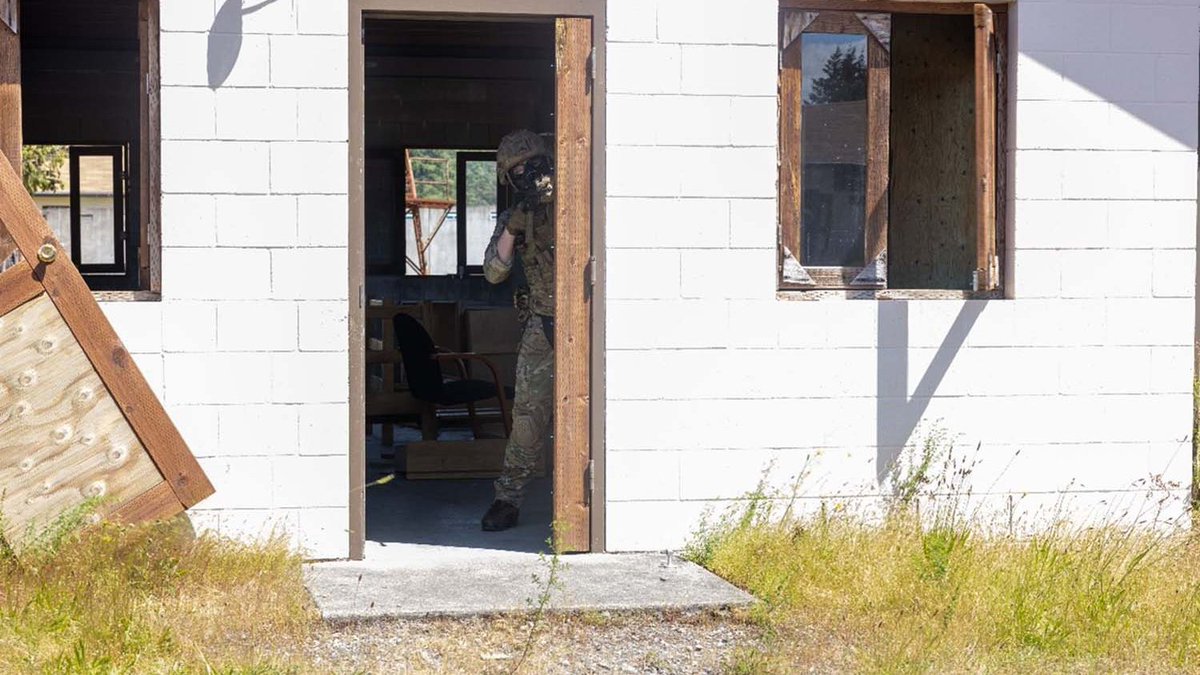 RoyalMarines's tweet image. Staying sharp...

#RoyalMarines who guard the UK’s ultimate weapon have sharpened the skills required to protect the deterrent alongside counterparts in the USA.

Read more: royalnavy.mod.uk/news-and-lates…