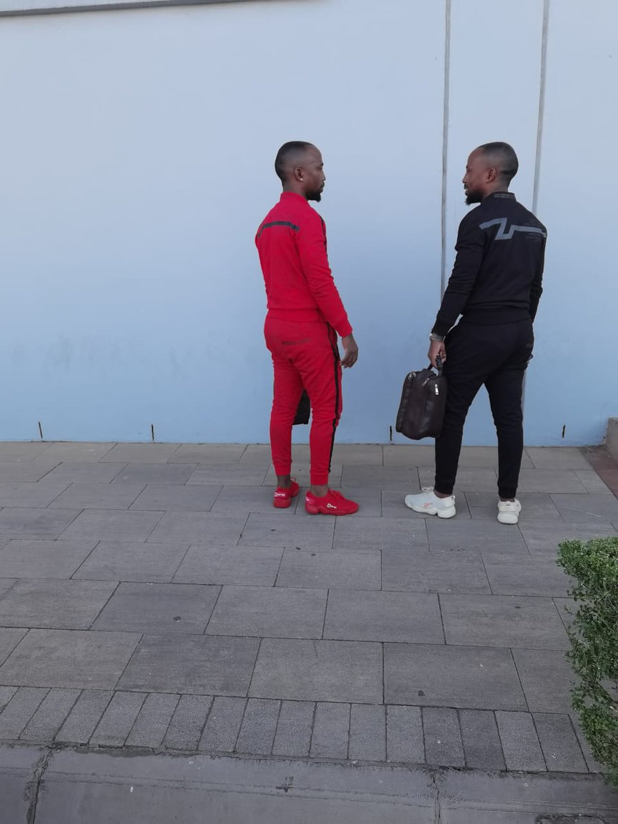 DyadumeH's tweet photo. Red and black https://t.co/2luyLyDUou