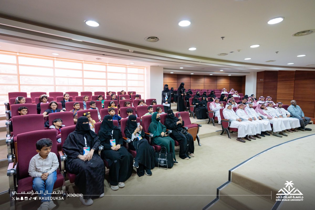 kkueduksa's tweet photo. شهد وكيل #جامعة_الملك_خالد للأعمال والشراكة المجتمعية أ.د.عبداللطيف بن إبراهيم الحديثي اليوم ختام "معسكر أطفال التفكير التصميمي" الذي نظمه مركز التفكير التصميمي بالجامعة على مدى 3 أيام بمشاركة 25 طفلًا وطفلة، وذلك بحضور مدير المركز د.نايف جبلي، وعدد من منسوبي ومنسوبات الجامعة.. https://t.co/Q3wuTuB91t