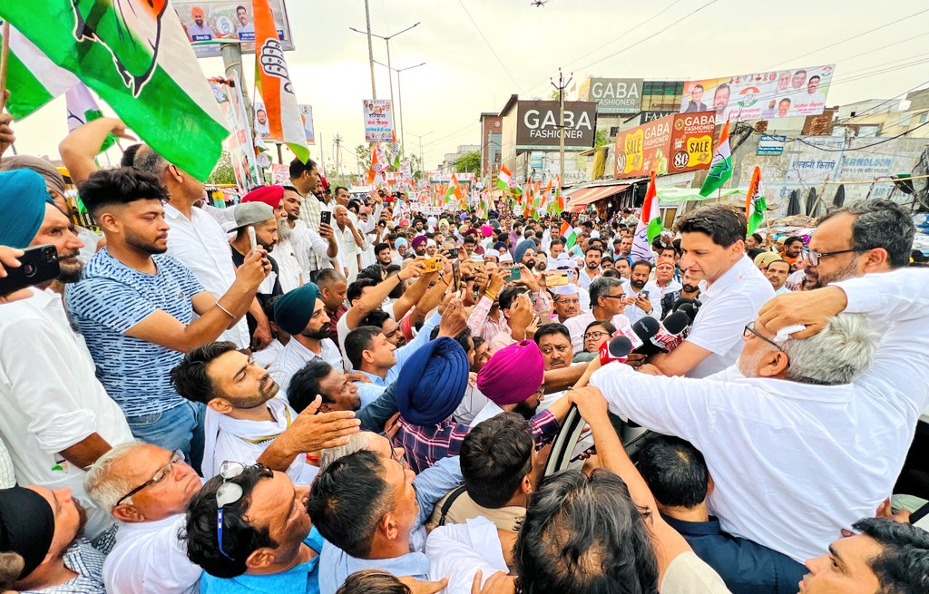 अंबाला : हरियाणा मांगे हिसाब अभियान आज जन आंदोलन में बदला।

अंबाला सिटी में उमड़े जनमानस ने साफ कर दिया है कि भाजपा जा रही है और कांग्रेस आ रही है। #हरियाणा_माँगे_हिसाब