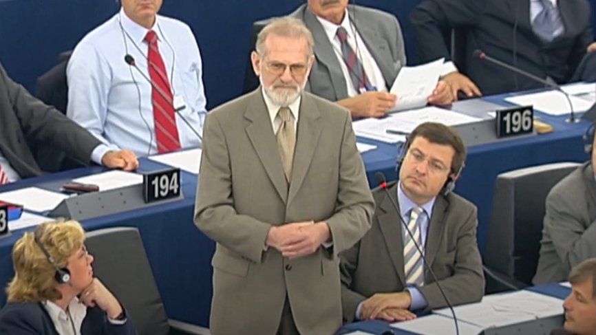 "I come with a dream of Europe" at the inaugural session of re-united European Parliament in 2004, Professor Geremek made a moving speech bidding for EP presidency. VIDEO 👉 shorturl.at/DXiJi <a href="/sirgrahamwatson/">Sir Graham Watson 🇪🇺🇮🇹🏴󠁧󠁢󠁳󠁣󠁴󠁿</a> <a href="/SophieintVeld/">Sophie in 't Veld</a> <a href="/Lambsdorff/">Alexander Lambsdorff</a> <a href="/AndrewDuffEU/">Andrew Duff</a> <a href="/iguardans_EN/">Ignasi Guardans (EN)</a> <a href="/rozathun/">Róża Thun</a>