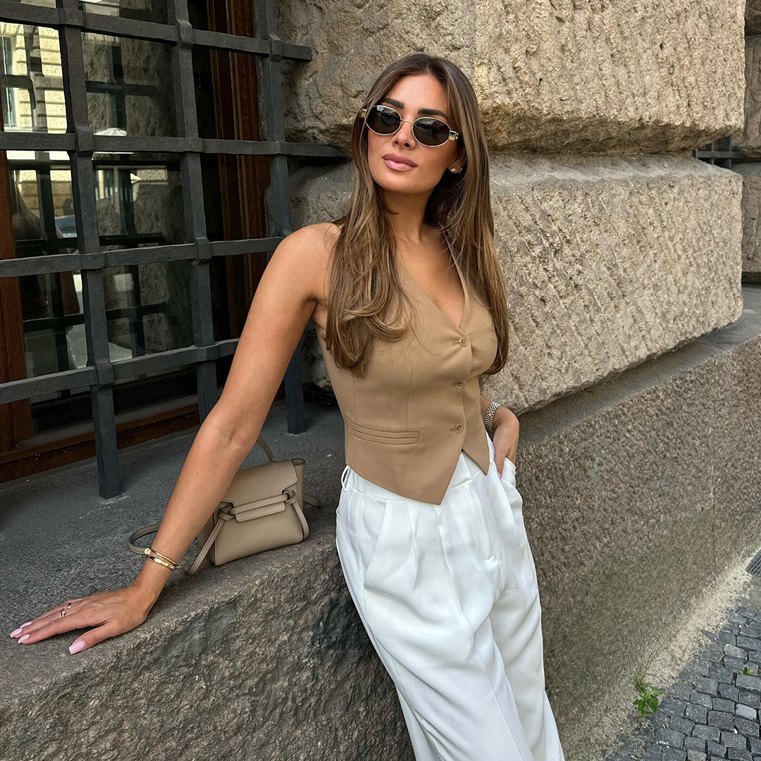 LilySilk's tweet photo. Stand out this summer with our chic and timeless pieces. @angelina.lilienne
🔎Silk-Wool Vest with Jacquard Silk Back
🔎Pleated Wide-Leg Dense Silk Trousers
#lilysilk #Livespectacularly #LILYSILKSS24 #StateofWonder https://t.co/DEFdPW9tQD