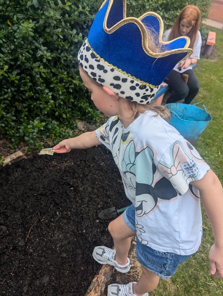 ArchibaldFirst's tweet image. We are #AFSplanetprotectors in Y1. Today we have been preparing the ground and planting the seeds for our wildflower garden on our quest to save the bees! A huge thank you to the PTFA JustBeeHoney and @38dregrees for sending us the seeds. #seedsforbees #AFSpshe #AFScaring