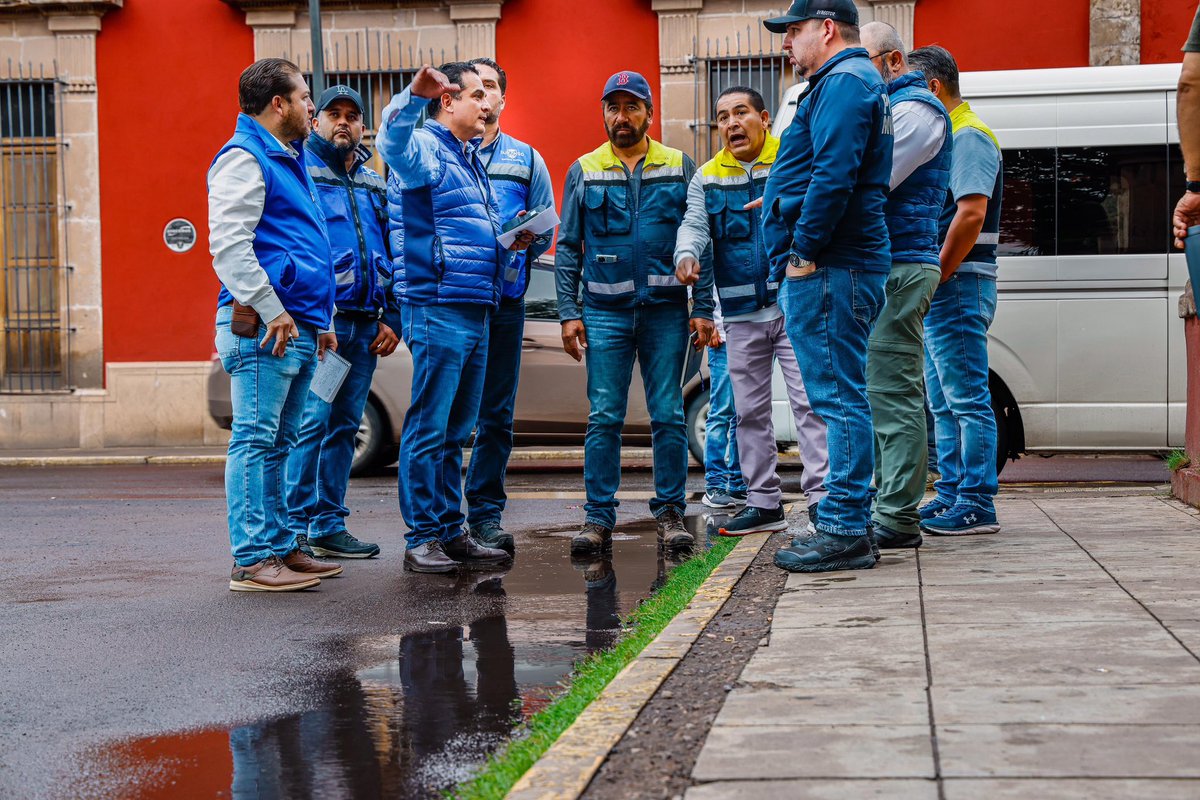 josejoseantonio's tweet photo. ¡Por una casa más chula, limpia y ordenada! 🤝

Así amanece todos los días nuestro equipo de @spublicos_dgo, ¡trabajando #Durango! 

Aquí avanzamos diciendo y haciendo, porque #ElFuturoEsContigo. 🐺🌳🦂 https://t.co/Ug7qyAYFX2