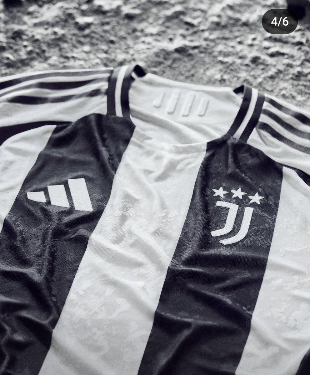 ricca_mago's tweet photo. @TheDokt84401570 @juventusfc @elonmusk Ma come no?
A te pare non abbia senso semplicemente perchè tu volevi vederci qualcosa di più. Quando le cose sono palesi.
La luna perchè si vuole richiamare lo spirito dell'andare oltre.
La luna perchè sulla maglia c'è un all-over a forma di crateri della luna. https://t.co/61ZsphM5ry