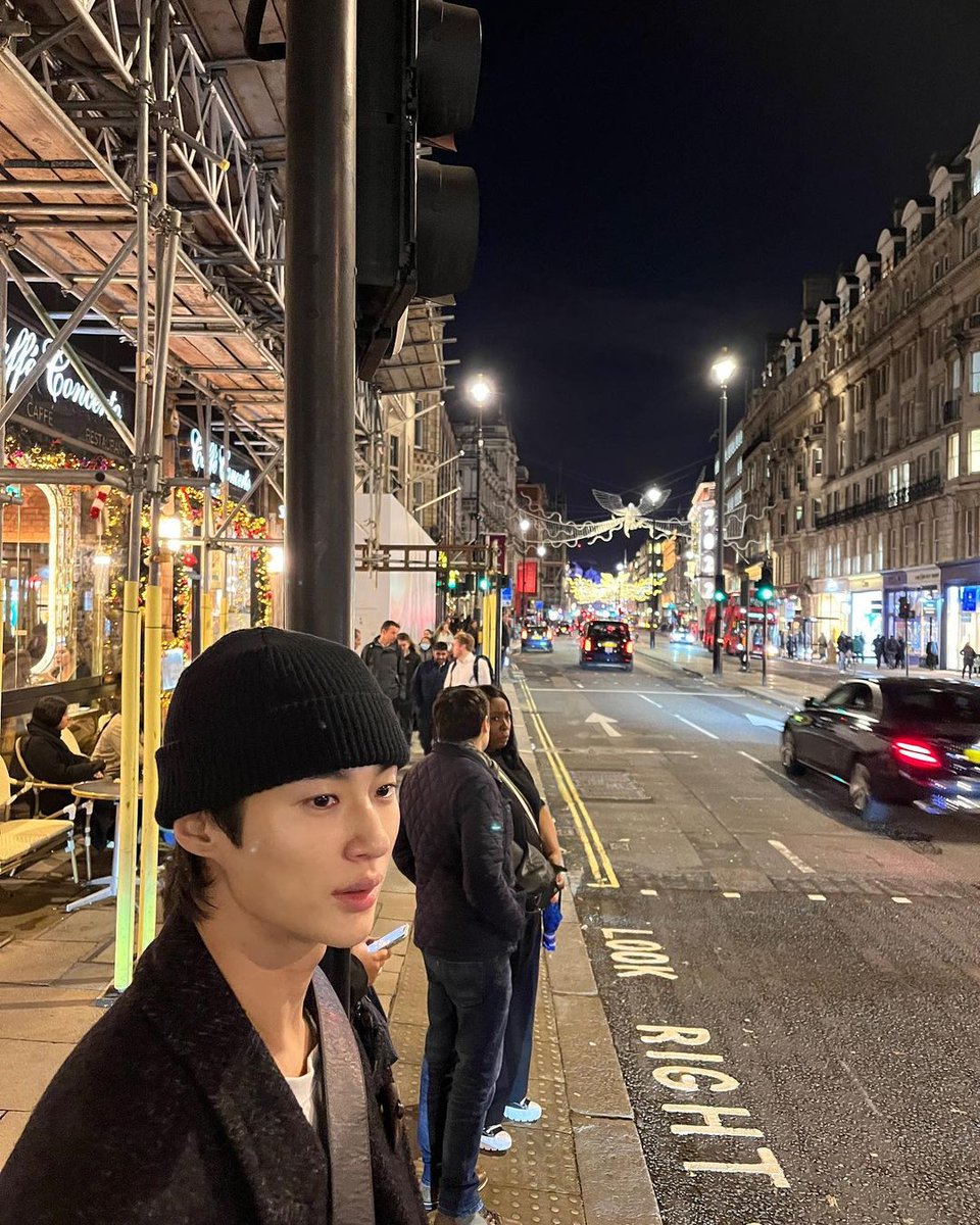 Taku22_x's tweet photo. 정말 런던의 변우석은 뭘까... https://t.co/HxJCgOsCUR