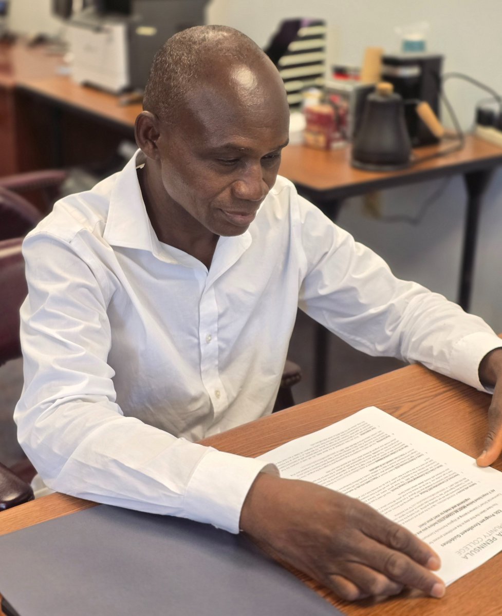 Literacy_4_Life's tweet photo. Oumar, a native of Burkina Faso, has been working tirelessly to improve his English in order to obtain his Commercial Driver's License. With support from his tutor, he recently passed the CDL permit exam.  He begins training at @VPCCva soon. Before long, he'll have new career. https://t.co/GSzDH2Lina